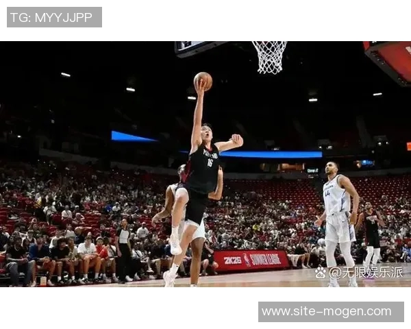 爱德华兹半场表现亮眼11投5中贡献14分1篮板1助攻1盖帽 爱德华兹半场表现亮眼11投5中贡献14分1篮板1助攻1盖帽