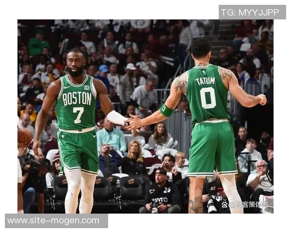 杰伦布朗半场表现出色普理查德助攻频繁两人联手引领球队攻势